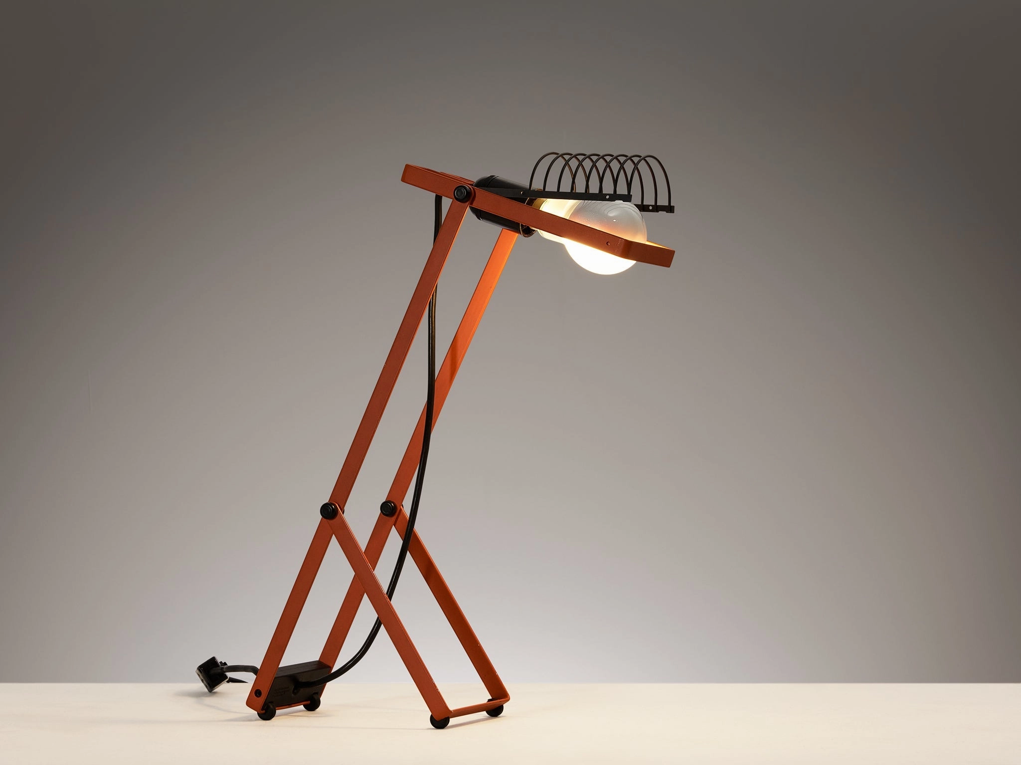 Ernesto Gismondi for Artemide Table Lamp 'Sintesi' in Red Knife Set,Kitchen Knives