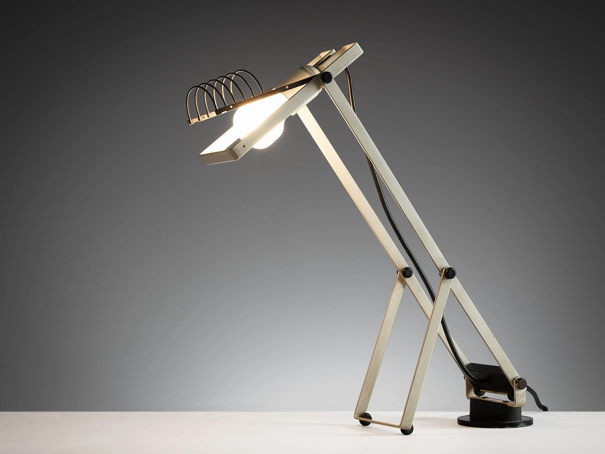Ernesto Gismondi for Artemide Table Lamp 'Sintesi Tavolo' in White Steel Knife Set,Kitchen Knives