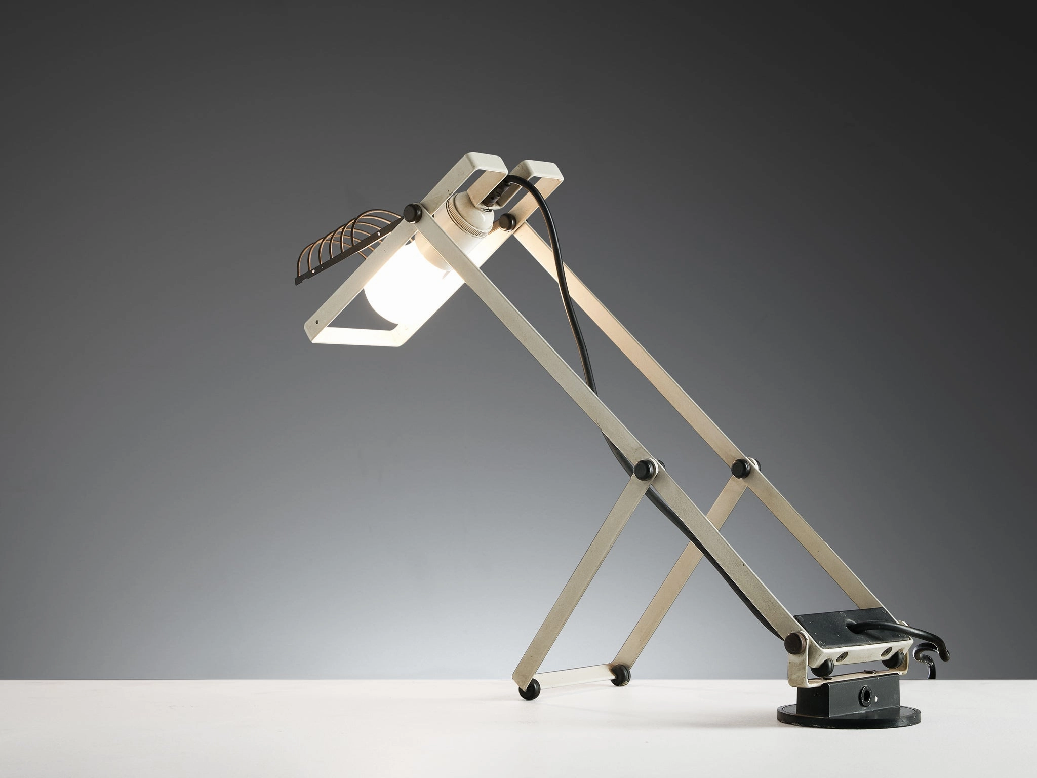 Ernesto Gismondi for Artemide Table Lamp 'Sintesi Tavolo' in White Steel