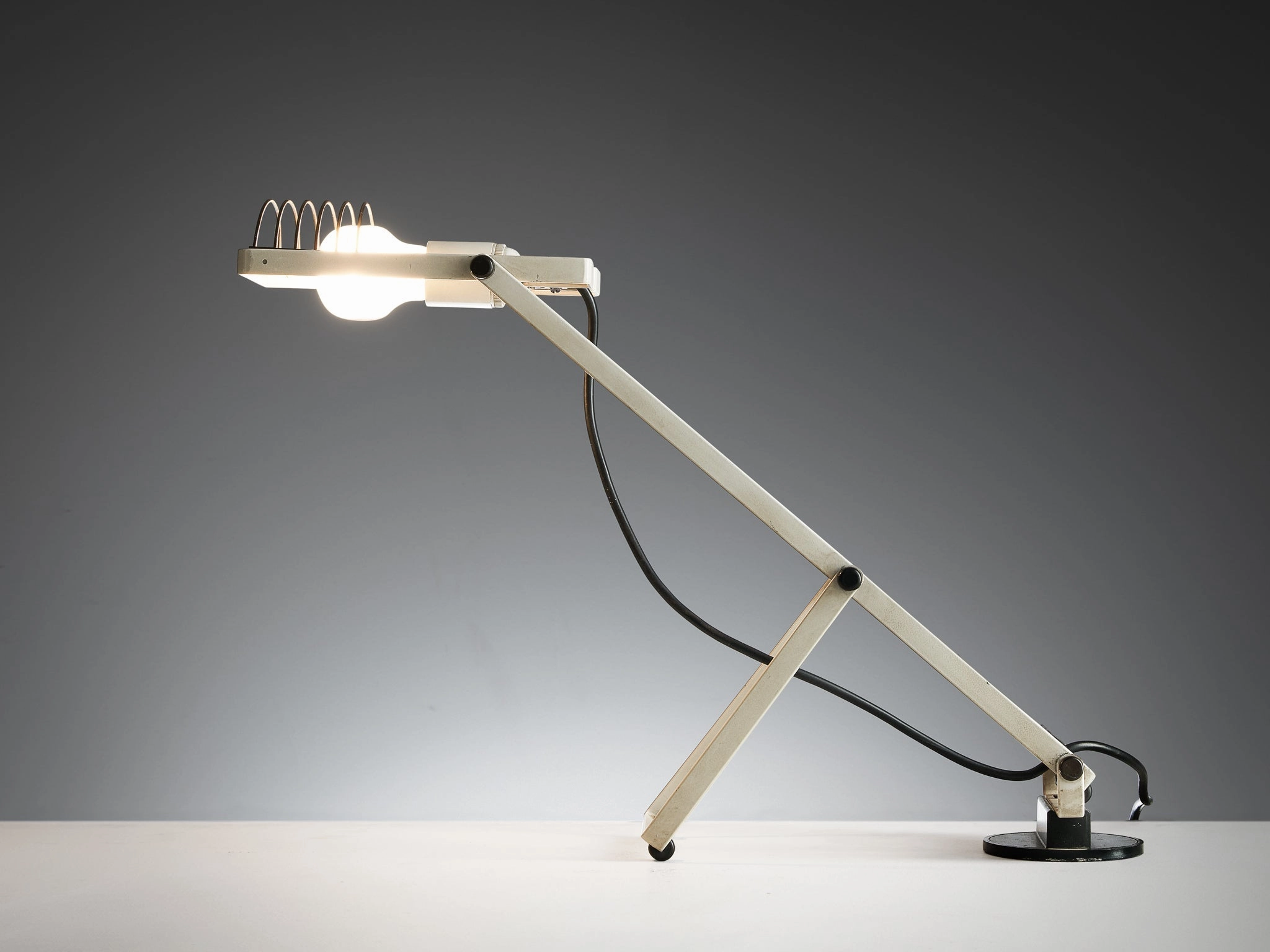Ernesto Gismondi for Artemide Table Lamp 'Sintesi Tavolo' in White Steel