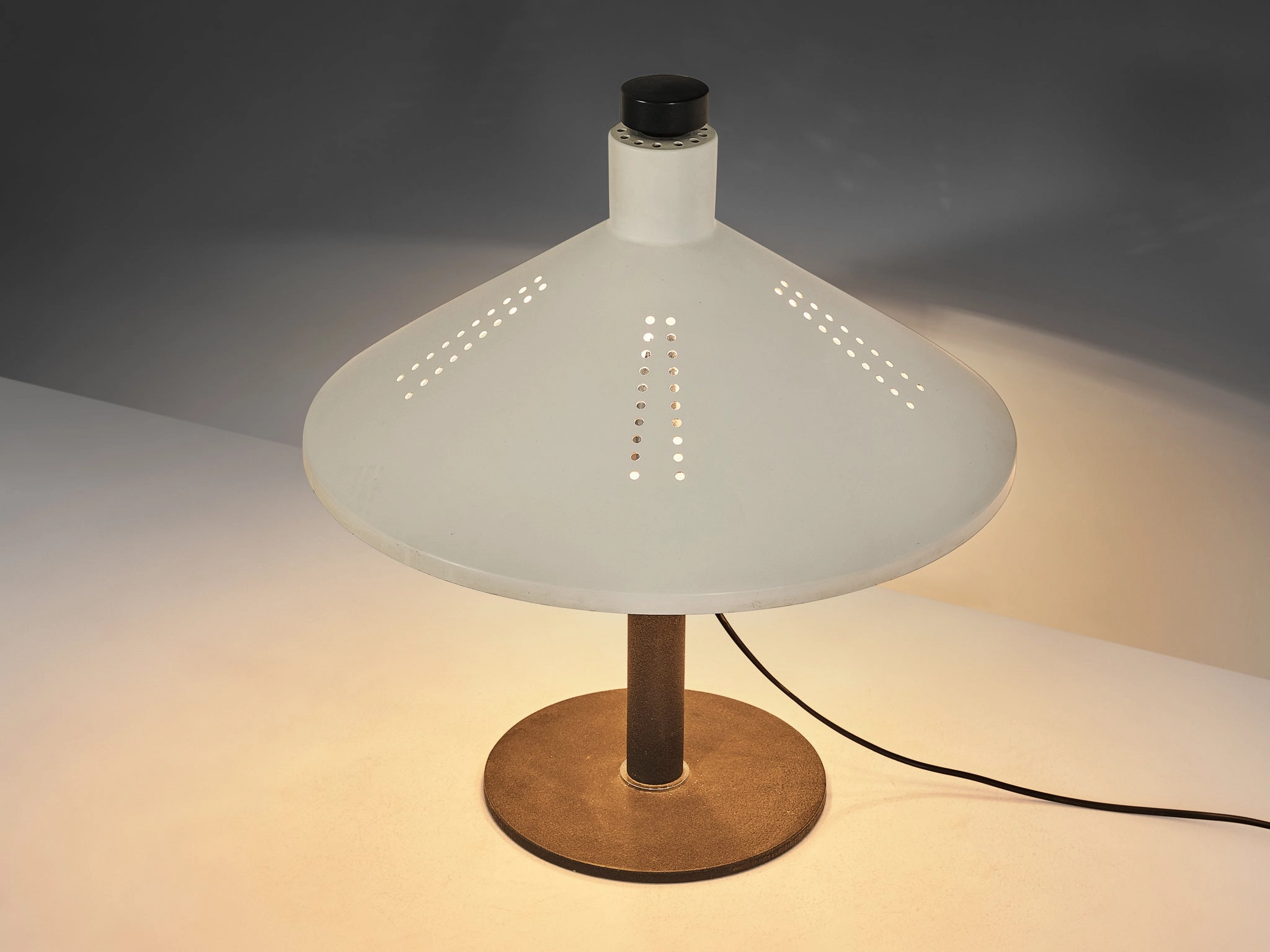 Gino Sarfatti for Arteluce '609' Table Lamp in White Aluminum and Cast Iron