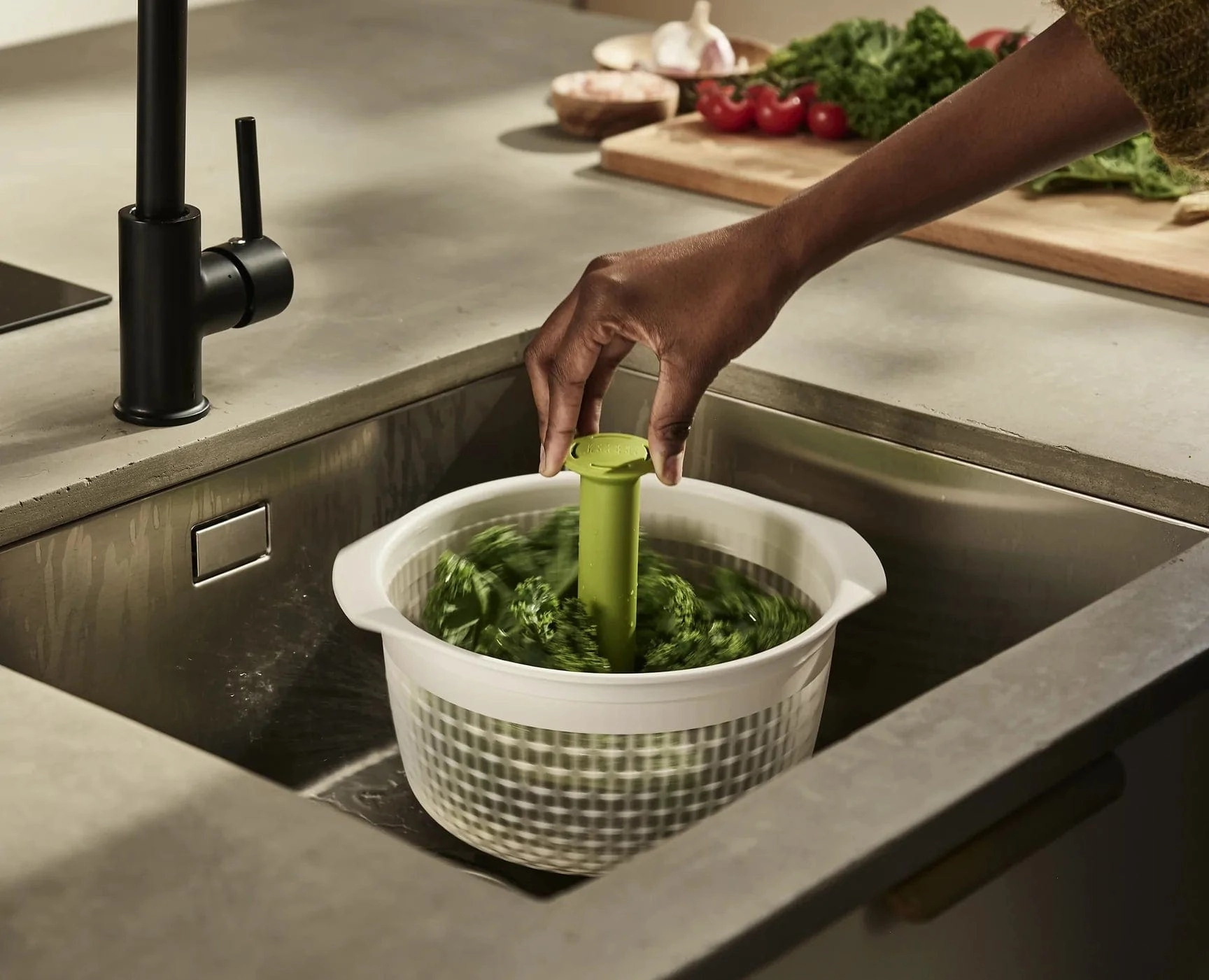 Joseph Joseph Spindola In-sink Salad-spinning Colander