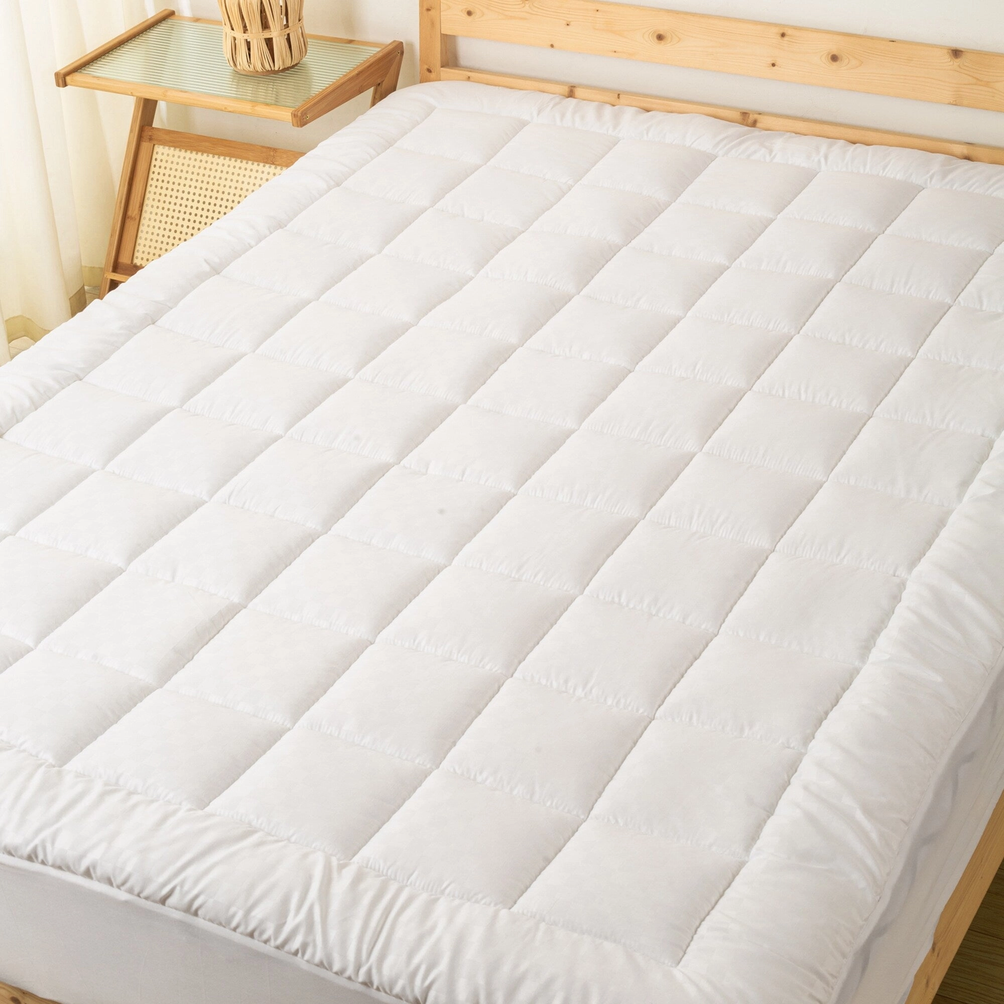 Quilted Mattress Pad  Fitted Elastic Protector, Cover Stretches up to 18 Inches Deep Pocket - Machine Washable Topper - White