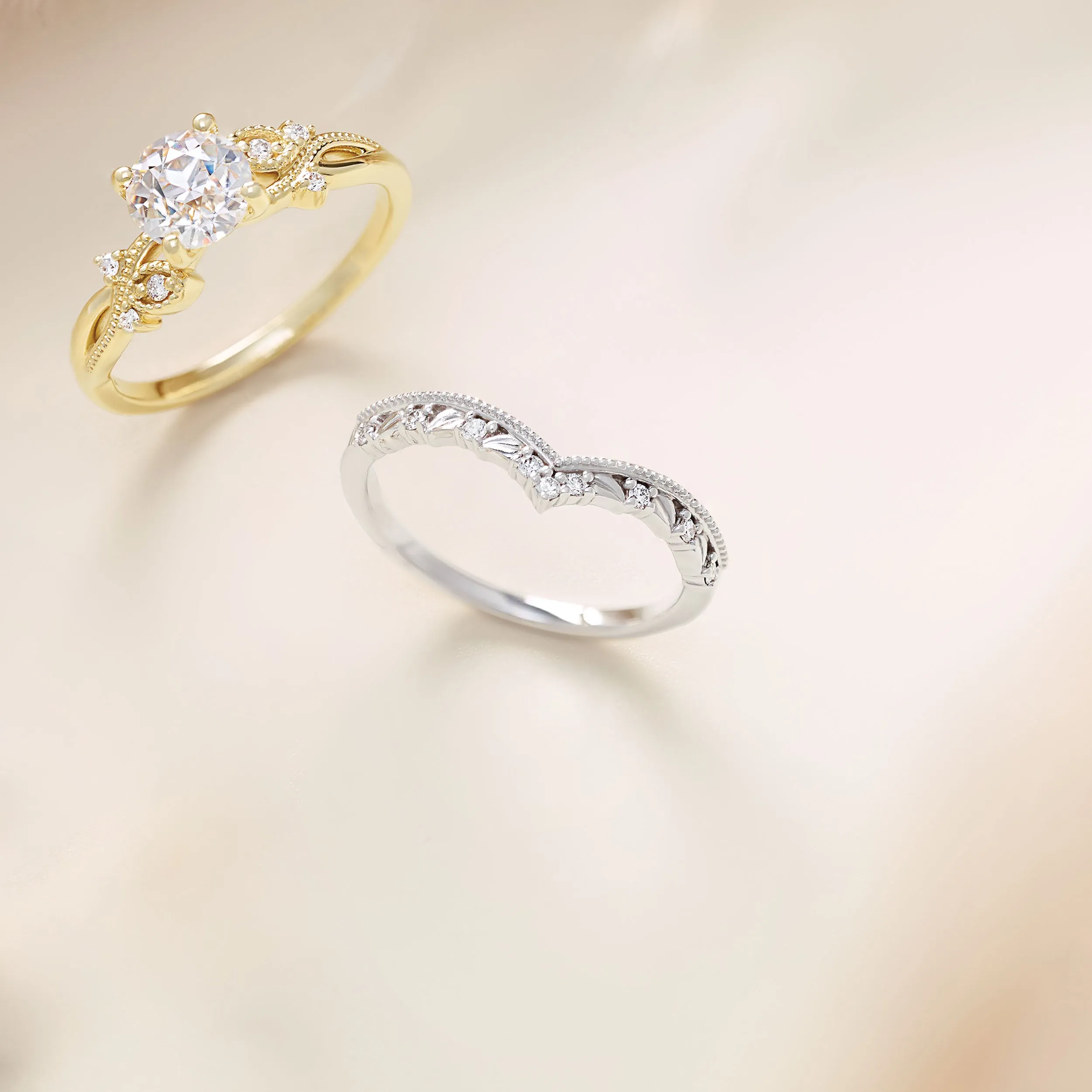 Round Diamond Crown Style Curved Band
