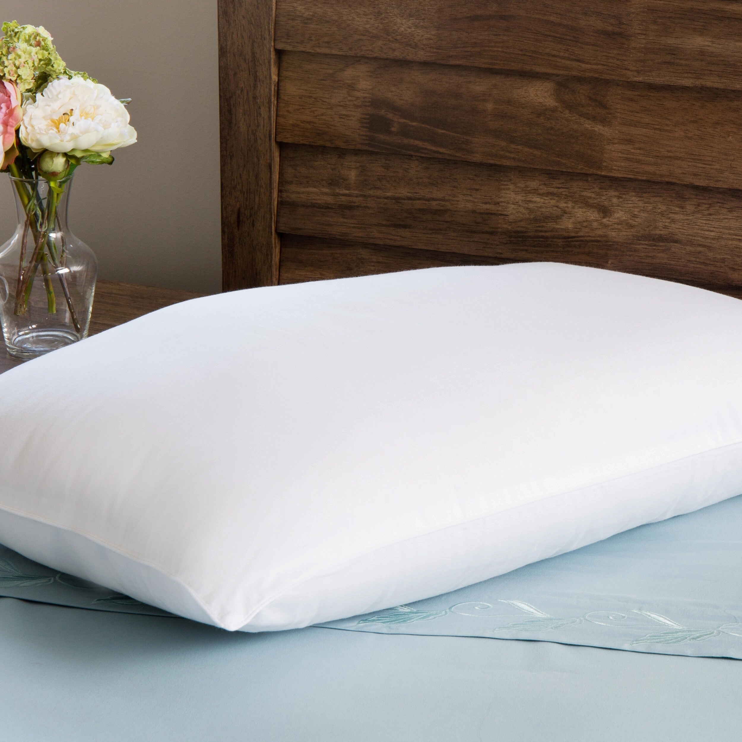 Sealy Posturepedic 300 Thread Count Temperature Regulating Hypoallergenic Down Alternative Pillow