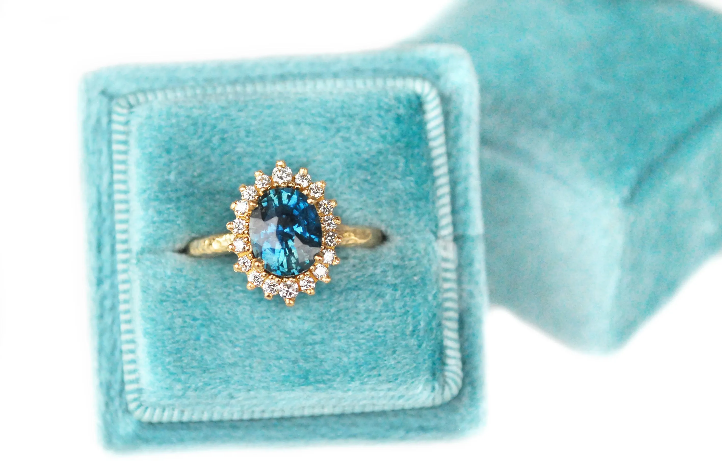Vintage Rosetta w/2.02ct Teal Sapphire